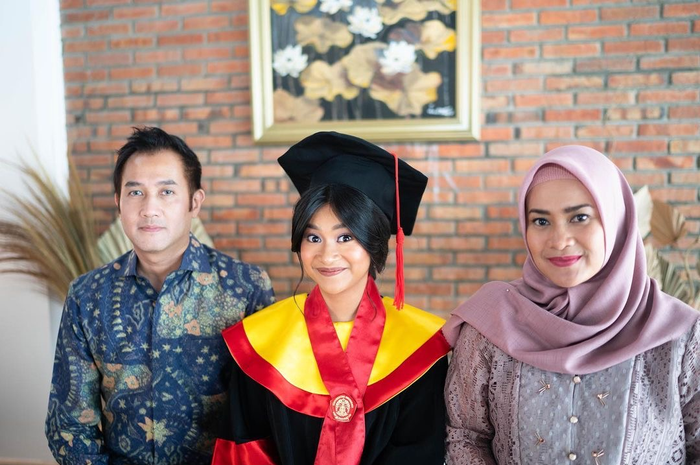 Foto wajah tegang Aldi Bragi saat berada di sisi Ikke Nurjanah menuai komentar di akun Instagram putri sulungnya. 