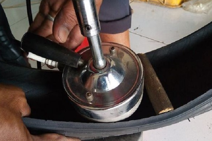 Tambal ban dengan cara tip top dibanderol mulai Rp 50-100 ribuan perlubangnya
