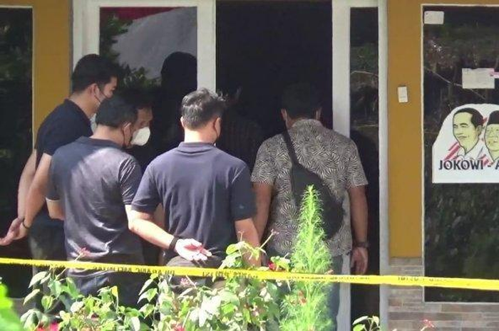 Tim Bareskrim melakukan proses penyidikan di TKP Kasus pembunuhan di Subang