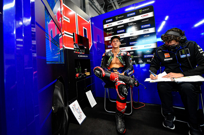 Mirip debt collector, Fabio Quartararo tagih rahasia motor Ducati dari Andrea Dovizioso di tes MotoGP Misano 2021.