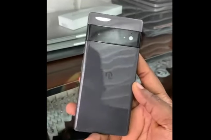 Tangkapan layar video hands-on Google Pixel 6 Pro.
