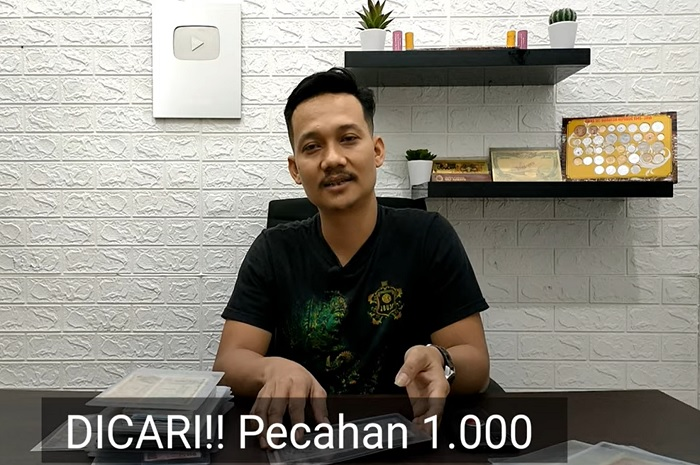 Kolektor saat menjelaskan uang kertas yang bakal dibayar dengan harga selangit.