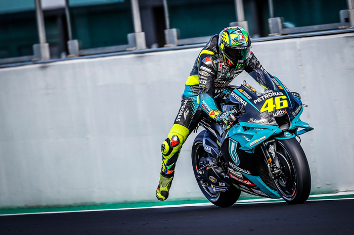 Valentino Rossi tetap lanjut ikut tes MotoGP Misano 2021 setelah sebelumnya bilang hanya ikut hari pertama. Keputusan itu diambil gara-gara cuaca buruk di hari pertama tes MotoGP Misano 2021, Selasa (21/9/2021)