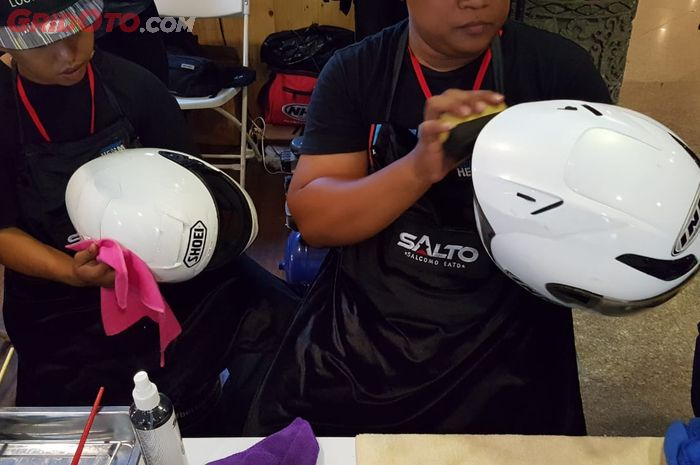 Membersihkan helm.
