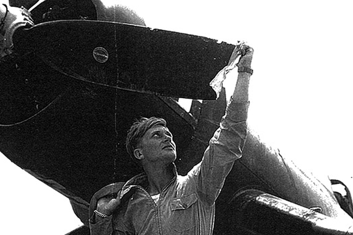 Robert Klingman, pilot marinir AS yang gunakan baling-balingnya untuk jatuhkan pesawat musuh.