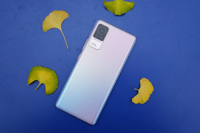 Desain Xiaomi CIVI dengan skema Triple Camera.