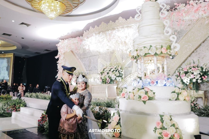 Putri Nia Daniaty membikin bangga ibunda lewat foto pernikahan mewah nan megah pada 19 Februari lalu. 