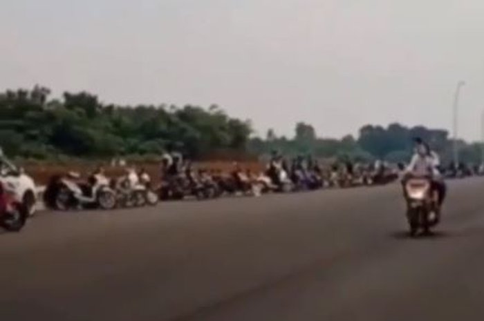 Miris, balap liar Honda Vario hantam Honda Blade berakhir kecelakaan di lintasan.