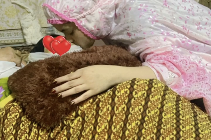 Saat menyampaikan kabar duka, Soimah mengunggah foto pendangdut muda itu menangis. Umi Elvy Sukaesih berbela sungkawa.