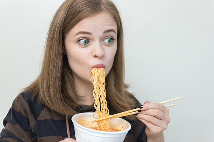 Ilustrasi makan terlalu banyak (overeat)