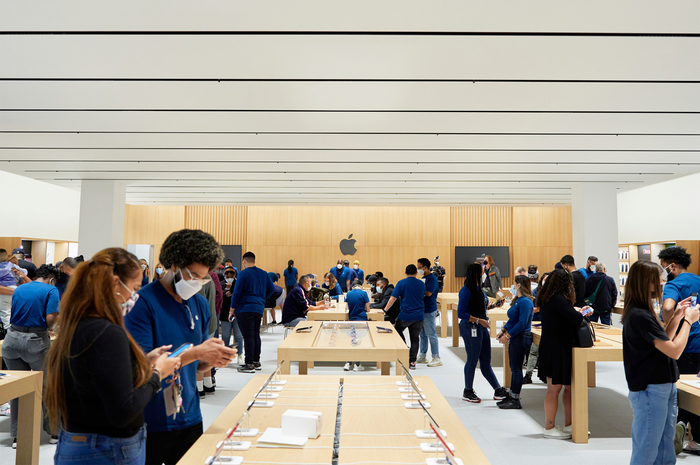 Gambaran suasana Apple Store ketika iPhone 13, iPad 9, dan iPad Mini 6 sudah tersedia saat ini