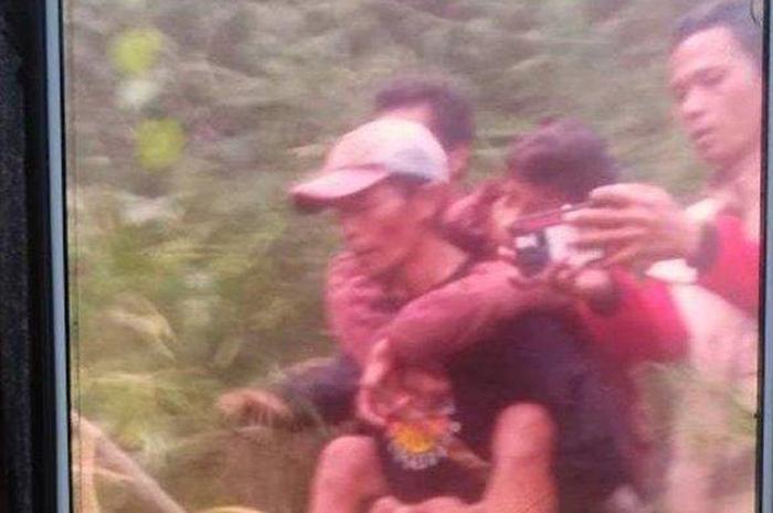 Gibran (14), pendaki Gunung Guntur yang hilang selama enam hari, tengah dievakuasi Tim SAR Gabungan, Jumat (24/9/2021). 