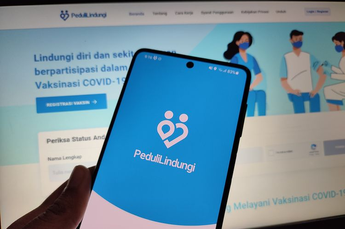 Ilustrasi aplikasi PeduliLindungi yang digunakan untuk naik moda transportasi umum.