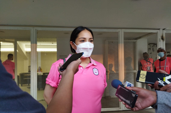 Istri Chairman RANS Cilegon FC, Nagita Slavina, di Stadion Madya, Senayan, Jakarta Pusat, Selasa (28/9/2021)