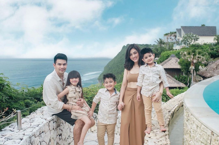 Paman Jonathan Frizzy, Benny Simanjuntak ternyata sengaja mengunggah foto Dhena Devanka menghajar Ijonk di akun Instagram pribadinya