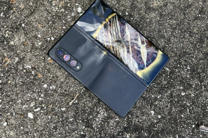 Samsung Galaxy Z Fold3 bekas terbakar.