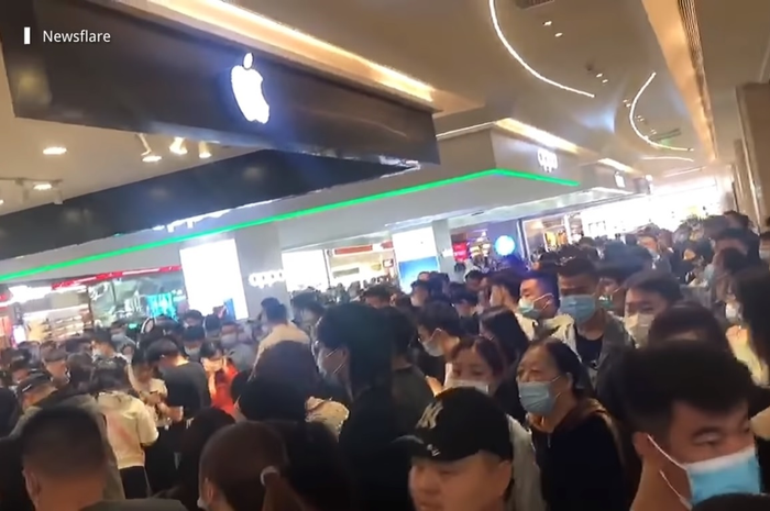 Kondisi toko retail Apple di mall daerah Shaanxi, Cina