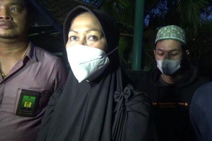 Mimin Mintarsih (51) istri muda Yosef (55) saat selesai mendoakan kedua korban perampasan nyawa di Tempat Pemakaman Umum Istuning, Desa Jalancagak, Kecamatan Jalancagak, Kabupaten Subang, Senin (27/9/2021). 