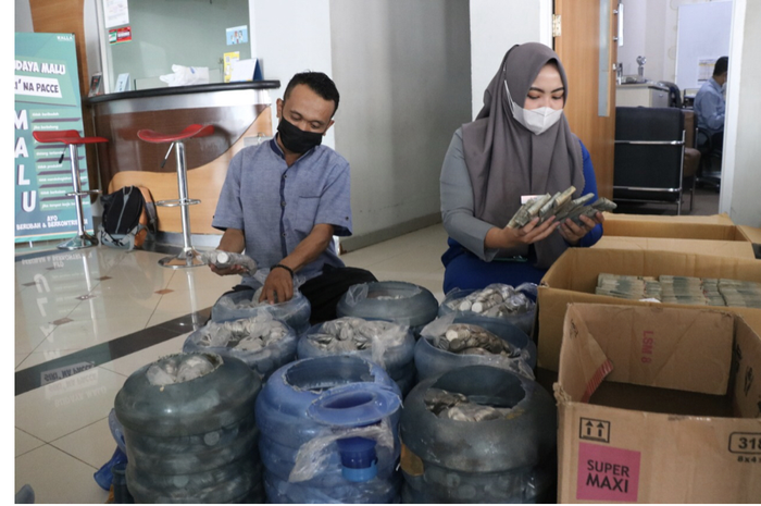 Foto pria yang datang membawa 9 galon air berisi uang koin viral di media sosial.