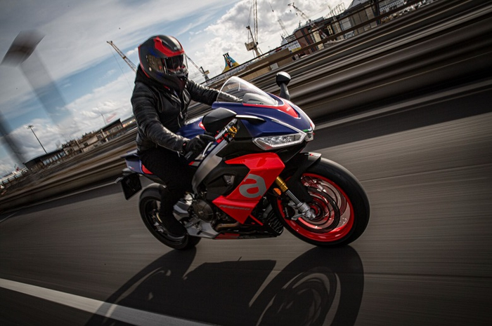 Tampilan Aprilia Tuono 660 Iridium Grey yang sangat sporty untuk pengalaman berkendara yang premium