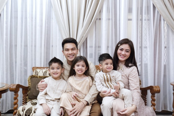 Kronologi suami Dhena Devanka pindah agama terungkap. Foto Jonathan Frizzy rayakan lebaran bareng Dhena Devanka sudah bikin bahagia.