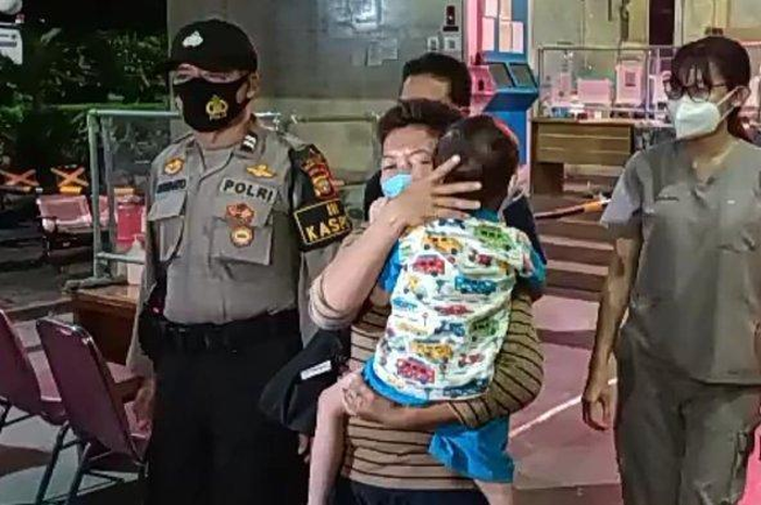 Keluarga menjemput bocah yang ditemukan bersama jasad neneknya di Kelapa Gading dari Puskesmas Kecamatan Kelapa Gading, Jakarta Utara pada Kamis (29/9/2021) malam. 