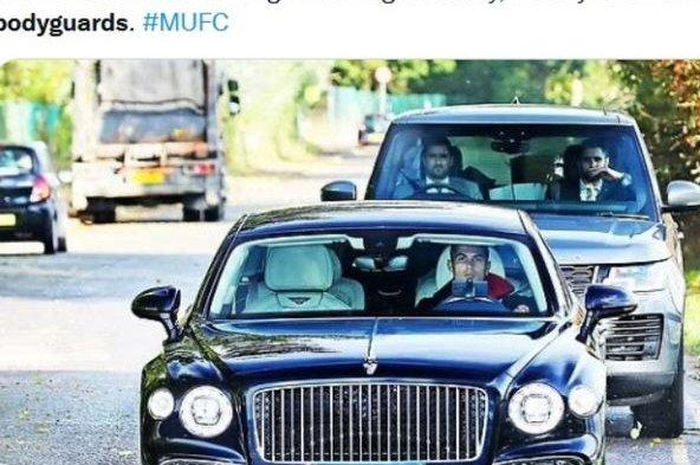 Cristiano Ronaldo dikawal saat mendatangi tempat latihan Manchester United. 