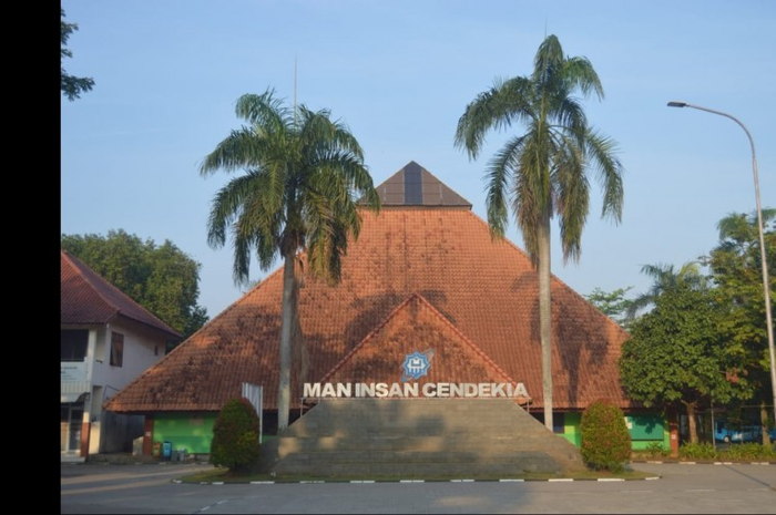MAN Insan Cendekia Serpong, Banten menempati posisi pertama 10 sekolah terbaik di Indonesia berdasarkan nilai rerata UTBK 2021.