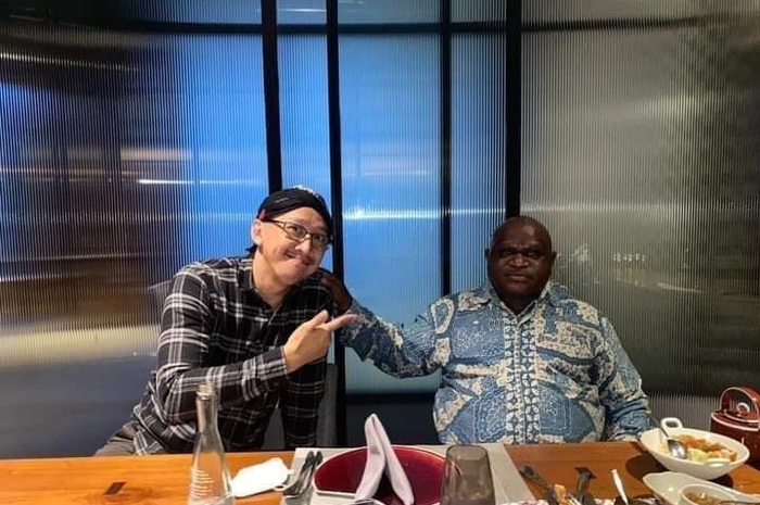 Pada awal tahun ini, Natalius Pigai juga ribut dengan Abu Janda alias Permadi Arya gegara rasisme. Tapi, ujungnya jadi begini.
