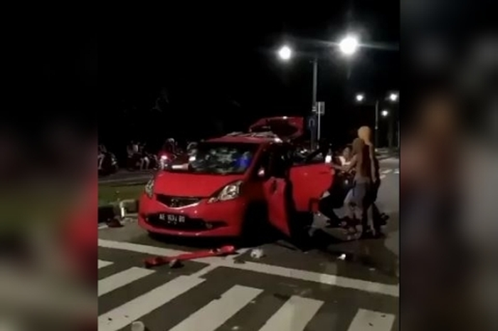 Miris, balap liar diganggu, sekelompok pemuda merusak mobil hingga hancur parah.