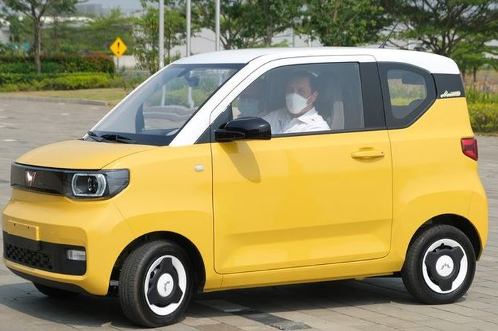 Anti kehujanan ber-AC bisa masuk tol. Mobil Wuling dijajal Menteri Koordinator Bidang Kemaritiman dan Investasi RI Luhut Binsar Pandjaitan