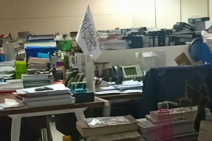 Dari akun Facebook miliknya, mantan satpam KPK Iwan Ismail ternyata anggota gerakan pemuda yang terlibat misi pengamanan. Ini foto tampangnya.
