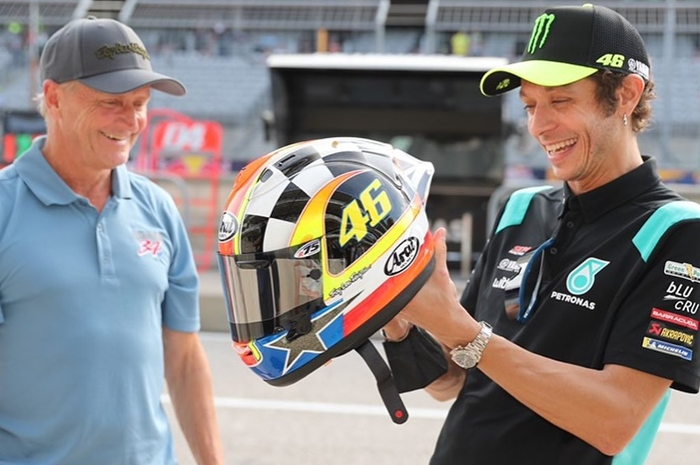 Valentino Rossi dapat helm Arai dari Kevin Schwantz di MotoGP Amerika 2021