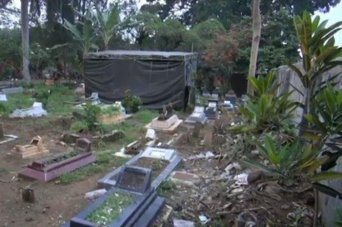 Tenda plastik terpasang di makam Tuti Suhartini dan Amalia Mustika Ratu. Polisi melakukan autopsi ulang terhadap kedua korban kasus Subang.