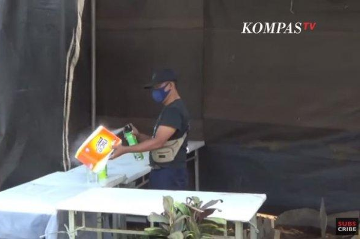 Tenda hitam yang menutupi area makam Tuti dan Amalia pasca dibongkar ulang oleh tim penyidik