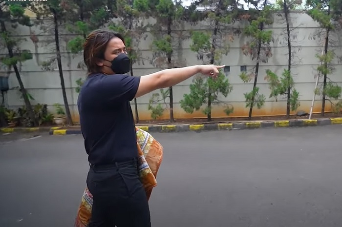 Bikin geger, motor artis Billy Syahputra hilang digondol maling, wajah pelakunya berhasil terekam CCTV.