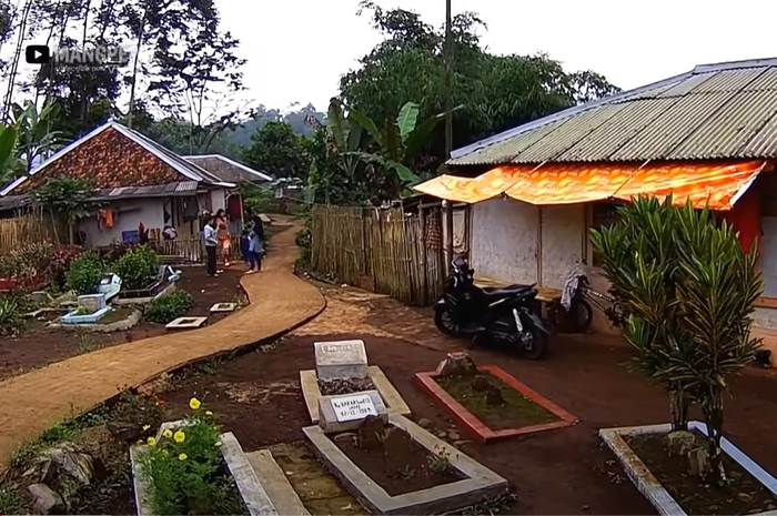 Suasana kampung dikelilingi makam kuburan