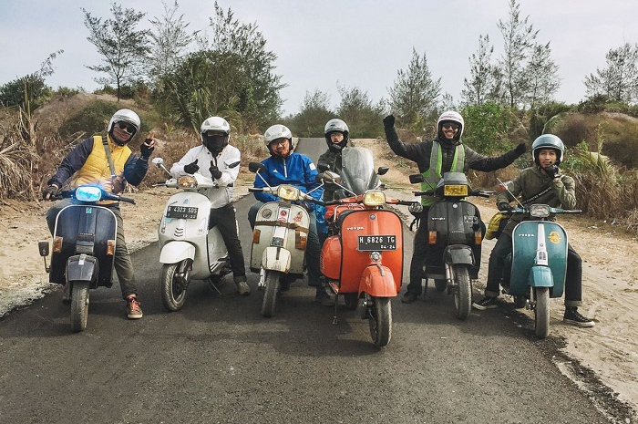 Ilustrasi. Jalan ke event Vespa World Days 2022 Bali dari Jakarta naik Vespa 2-tak alias Vespa klasik, bakal habis bensin dan oli samping berapa nih bro?