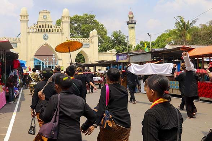 Rombongan gamelan sekaten yang mulai memasuki Masjid Agung Surakarta
