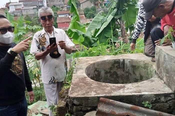 Ivan Rusvansyah mengecek sumur tempat ditemukannya Mizan yang hilang sejak kemarin sore.