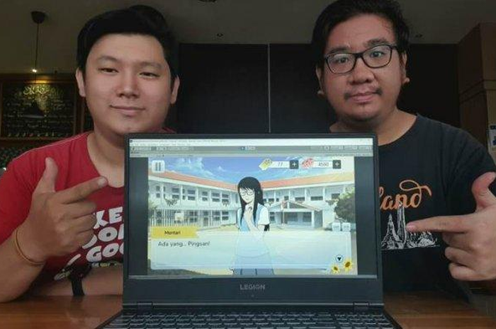 Programer PT Eternal Dream Games Internasional Michael Saputra (Kaos Merah) Bersama Founder dan Direktur PT Eternaldream Games Internasional Lucky Putra Dharmawan Menunjukan Game Menggapai Matahari 