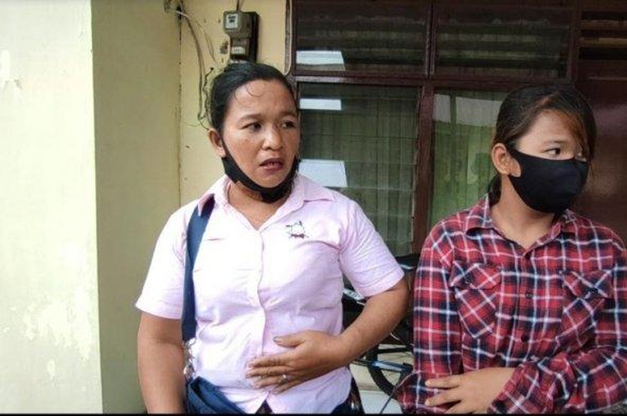 Liti Wari Iman Gea (Baju Merah Muda) saat menunjukkan bagian perutnya yang sakit akibat diinjak. Dia menyebutkan perutnya yang bekas operasi melahirkan mengalami pendarahan, Rabu (8/9/2021). 