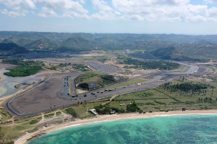 Belum juga menyelenggarakan balap WorldSBK Indonesia 2021, sirkuit Mandalika di Lombok udah sabet rekor MURI aja.