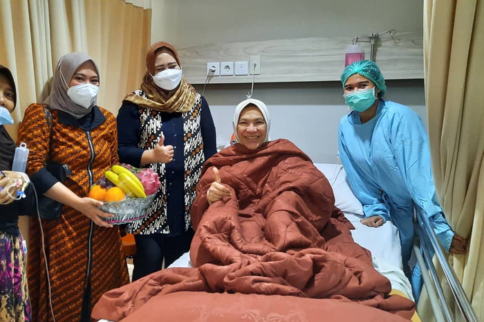 Dorce Gamalama selalu mengumbar tawa dalam foto bersama fans. Padahal, dia harus menghadapi kenyataan paling getir dalam hidupnya. 