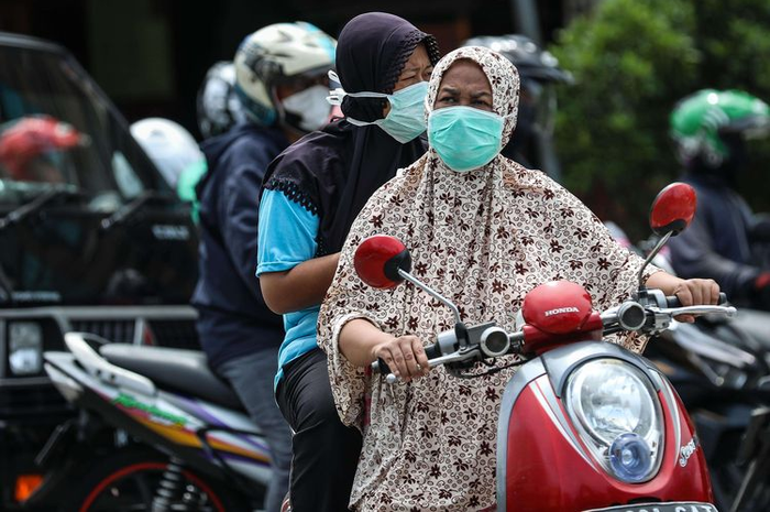 Jangan buru-buru melepas masker, kasus Covid-19 di Jakarta terbilang masih tinggi.