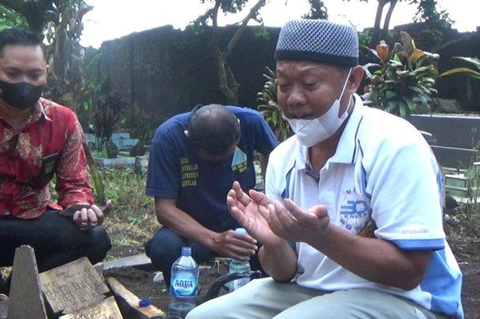 Yosef menangis di makam Tuti dan Amalia, korban kasus pembunuhan Subang.