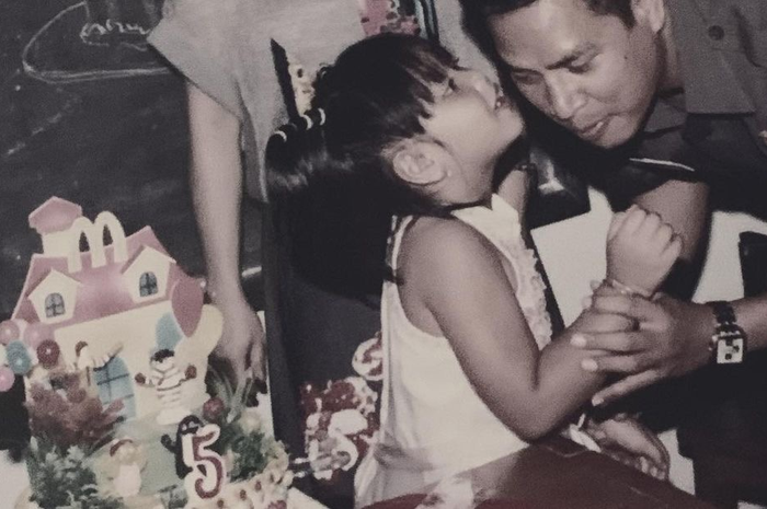 Gegara konflik dengan putrinya Aurellia Renatha viral, foto Kombes Rachmat Widodo banyak dicari netizen. Kini terancam dapat sanksi berat.