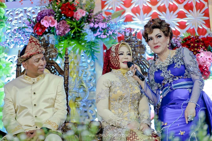  Foto Dorce Gamalama menjadi ratu panggung di berbagai acara nikahan muncul di media sosial. Tapi, kini dunia berputar dengan cepat.