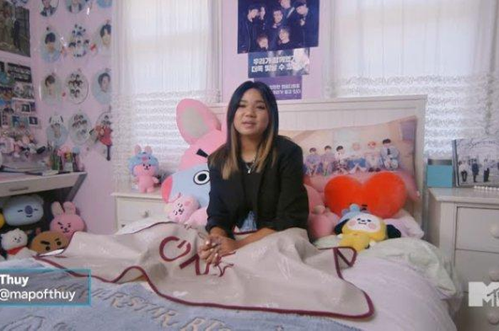 Kamar Thuy penuh dengan koleksi merchandise BTS