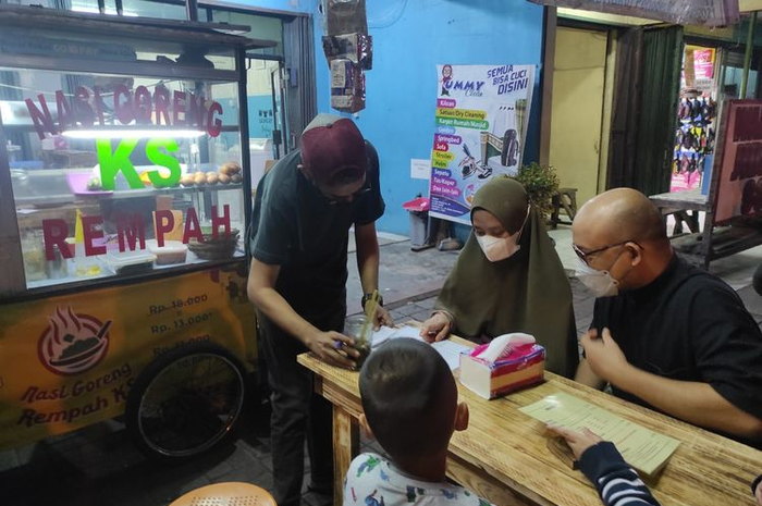 Mantan pegawai KPK jadi pedagang nasi goreng. 